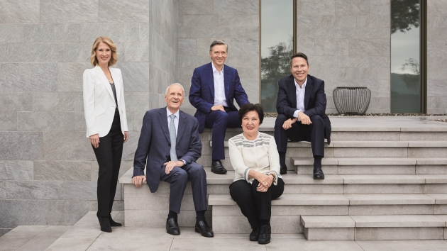 Familienunternehmer des Jahres 2022 ausgezeichnet - v.l.: Ayla, Dr.-Ing. Karl, Sami, Ayhan und Kaya Busch - Quelle: Leon Kopplow